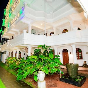 Royal Beach Hotel & Restaurant